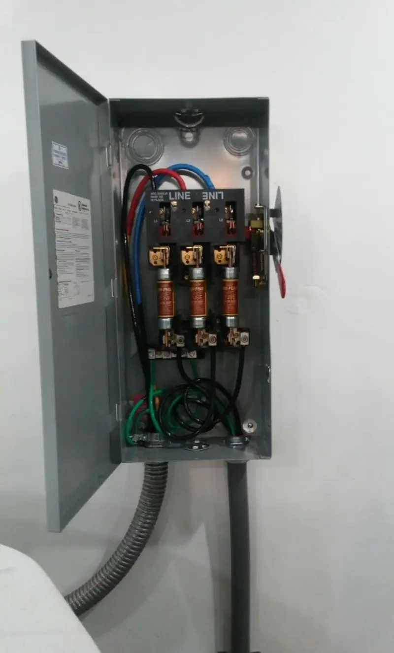 Three-phase disconnect switch installed for Smoke Detector Installation in Bonita